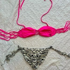 Billabong bikini set. Crochet tie back halter strap. Side tie scrunch bottom.